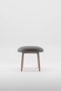 Taburet Neva designová podnožka z masivu