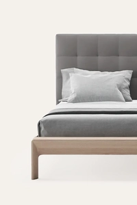 Postel Invito High designová dřevěná postel s čalouněným čelem