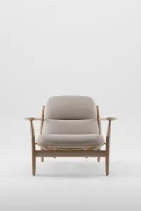Křeslo Nila Lounge Trimmed designové čalouněné křeslo z masivu s područkami