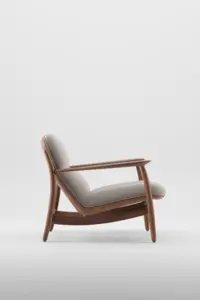 Křeslo Nila Lounge Trimmed designové čalouněné křeslo z masivu s područkami