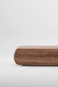 Komoda Wu designová komoda z masivu s oblými tvary