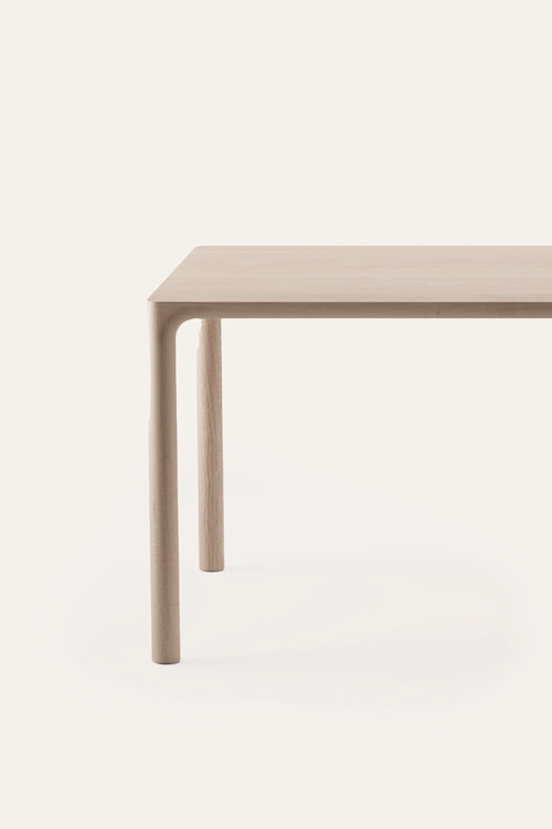 Stůl Jean minimalistický masivní jídelní stůl s elegantně zaoblenými rohy