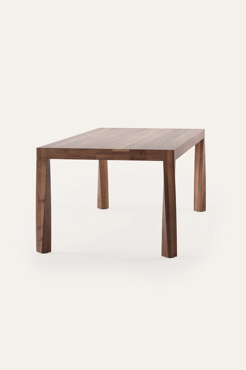 Stůl Tor masivní jídelní stůl s výraznými zkosenými nohami