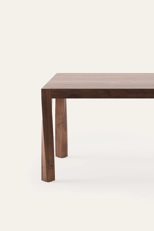 Stůl Tor masivní jídelní stůl s výraznými zkosenými nohami