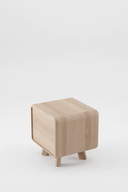 Noční stolek Neva dřevěný noční stolek se zaoblenými hranami