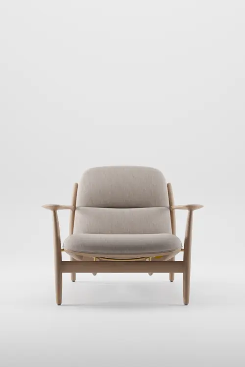 Křeslo Nila Lounge Trimmed designové čalouněné křeslo z masivu s područkami