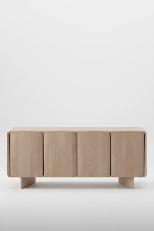 Komoda Bloop designová komoda z masivního dřeva se zaoblenými dvířky