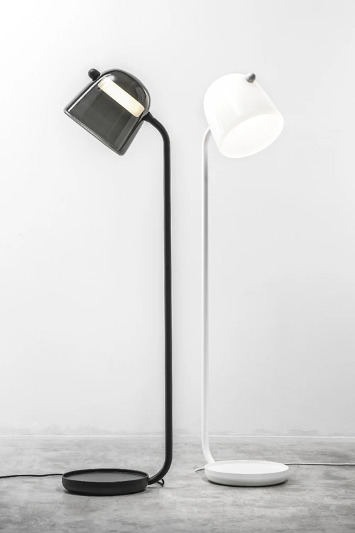 Mona Medium Floor designová stojací lampa z ručně foukaného skla
PC00980_015