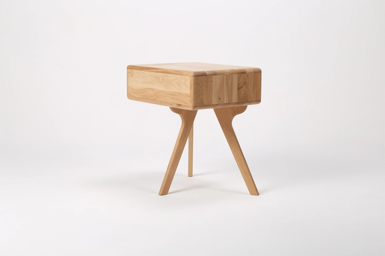 Noční stolek Naim minimalistický dřevěný noční stolek