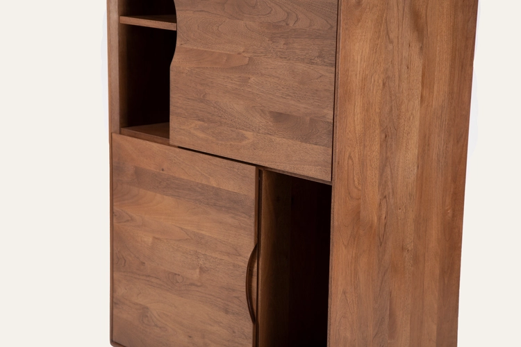 Skříň Mua vyšší designová skříň z masivu