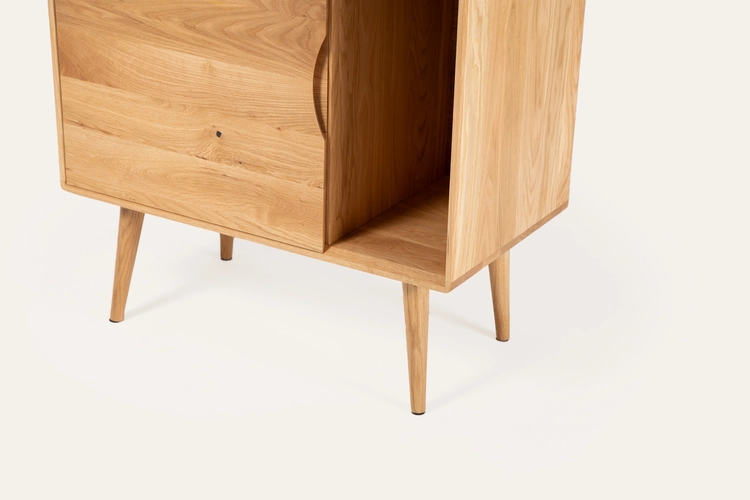 Skříň Mua vyšší designová skříň z masivu