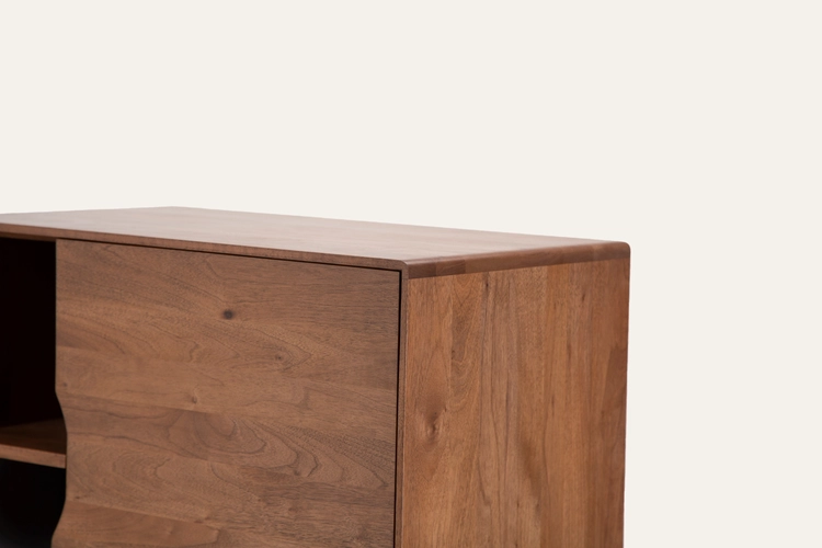 Skříň Mua vyšší designová skříň z masivu