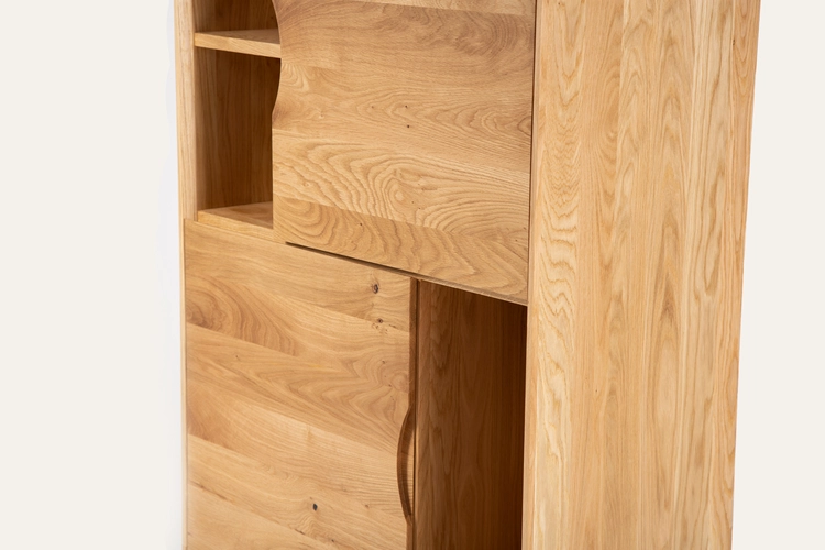 Skříň Mua vyšší designová skříň z masivu