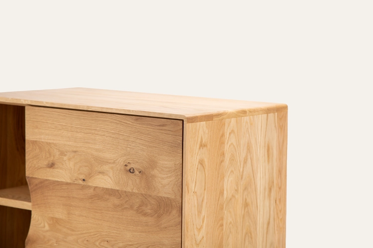 Skříň Mua vyšší designová skříň z masivu