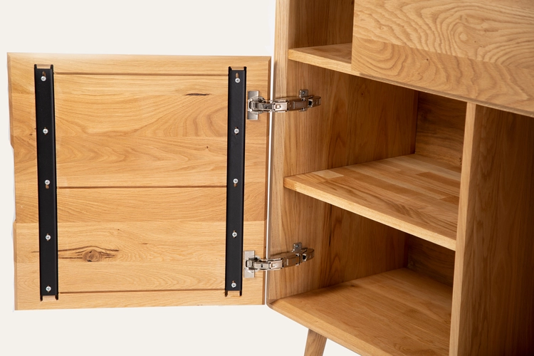 Skříň Mua vyšší designová skříň z masivu