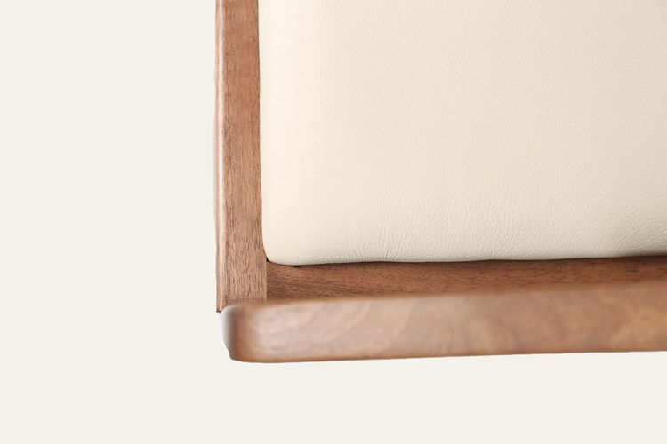 Židle Nuda designová jídelní židle z masivu s čalouněným sedákem