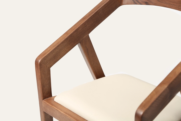 Židle Nuda designová jídelní židle z masivu s čalouněným sedákem