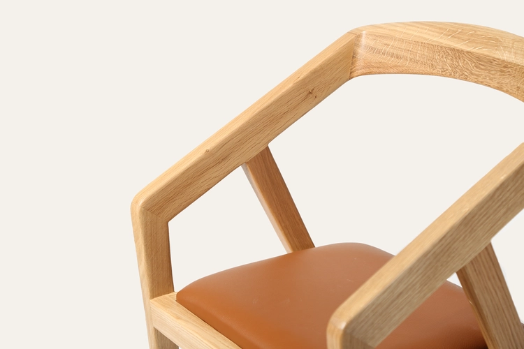 Židle Nuda designová jídelní židle z masivu s čalouněným sedákem