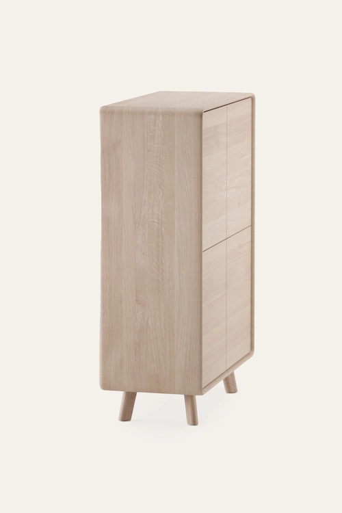 Skřín Neva vysoká designová masivní skříň