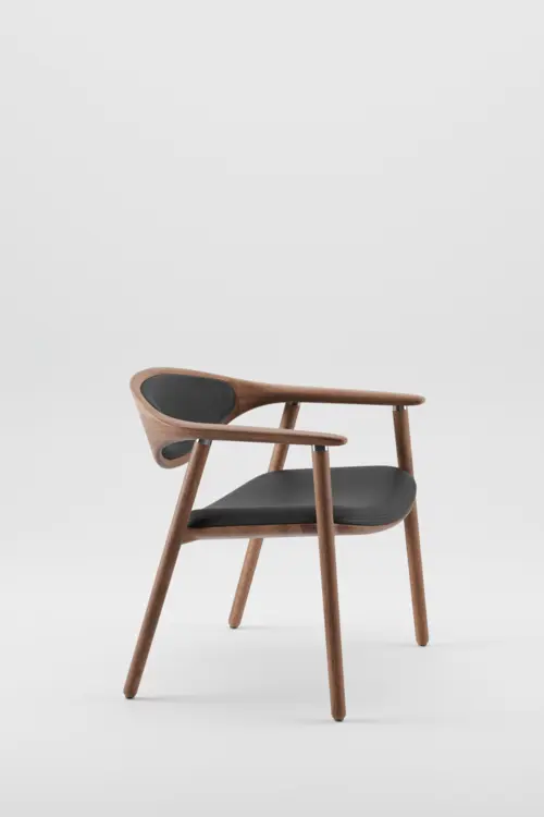 Křeslo Naru křeslo z masivního dřeva s čalouněným sedákem