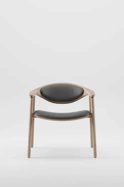 Křeslo Naru křeslo z masivního dřeva s čalouněným sedákem