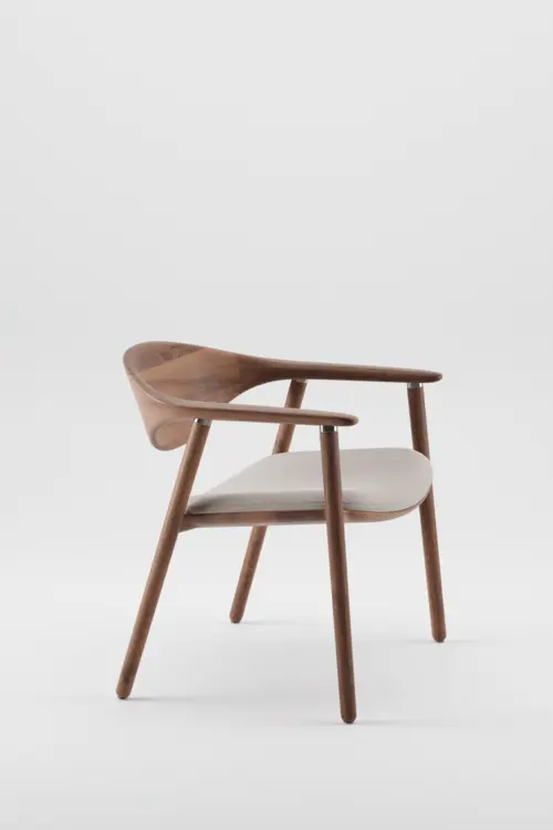 Křeslo Naru křeslo z masivního dřeva s čalouněným sedákem