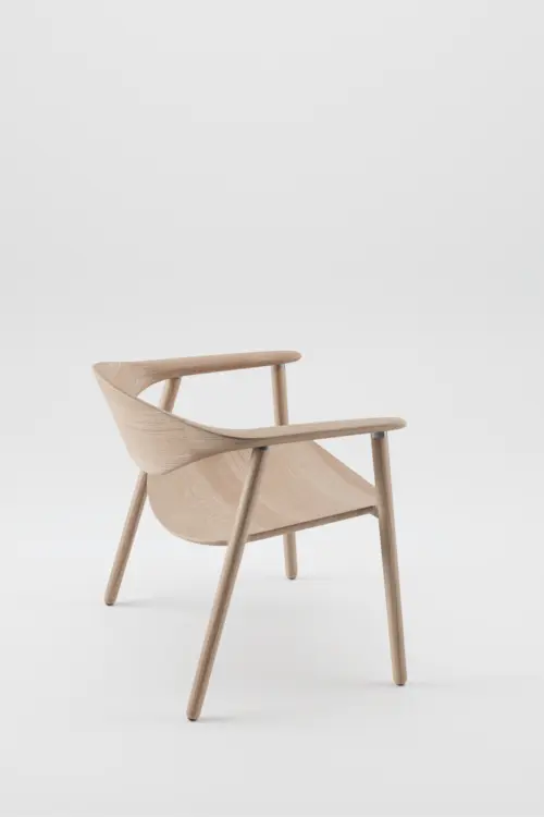 Křeslo Naru křeslo z masivního dřeva s čalouněným sedákem