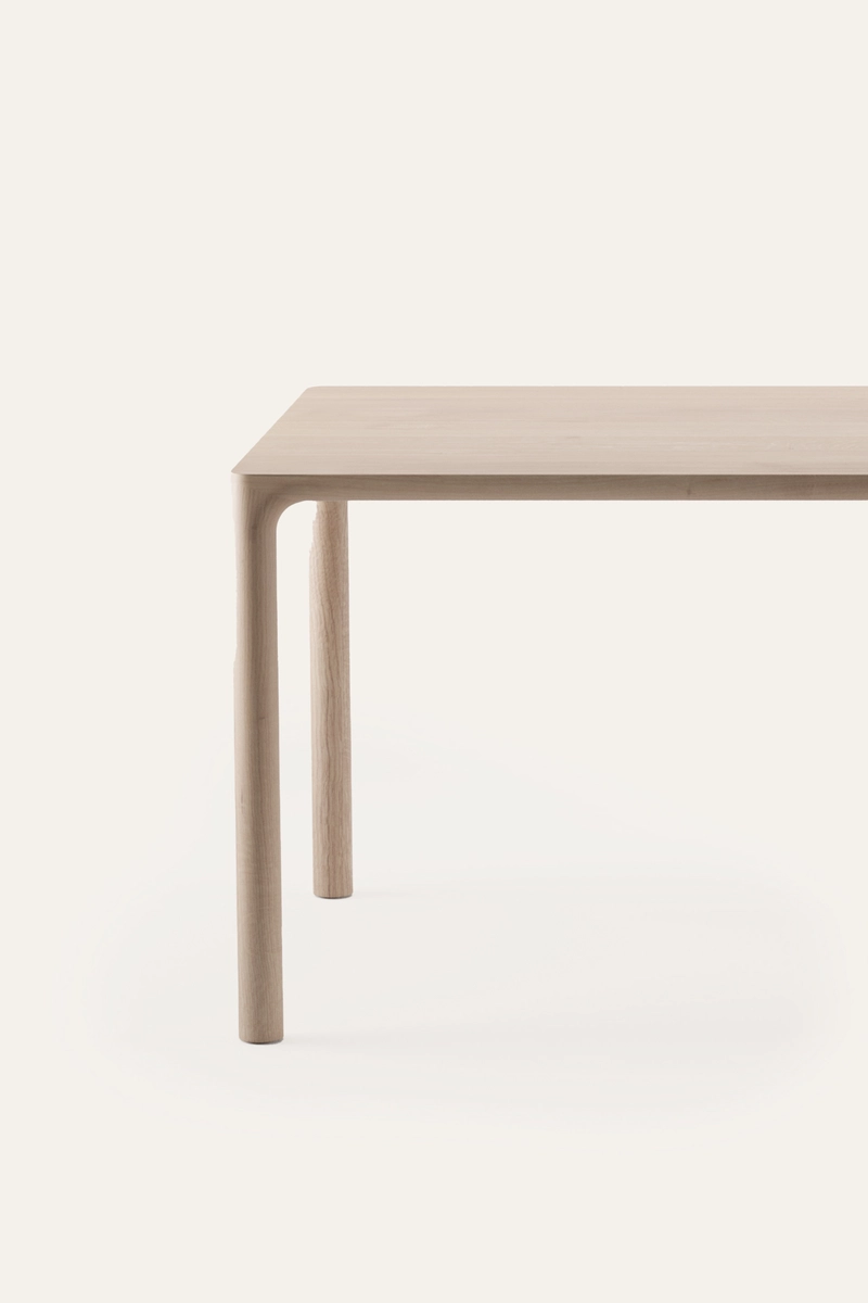 Stůl Jean minimalistický masivní jídelní stůl s elegantně zaoblenými rohy