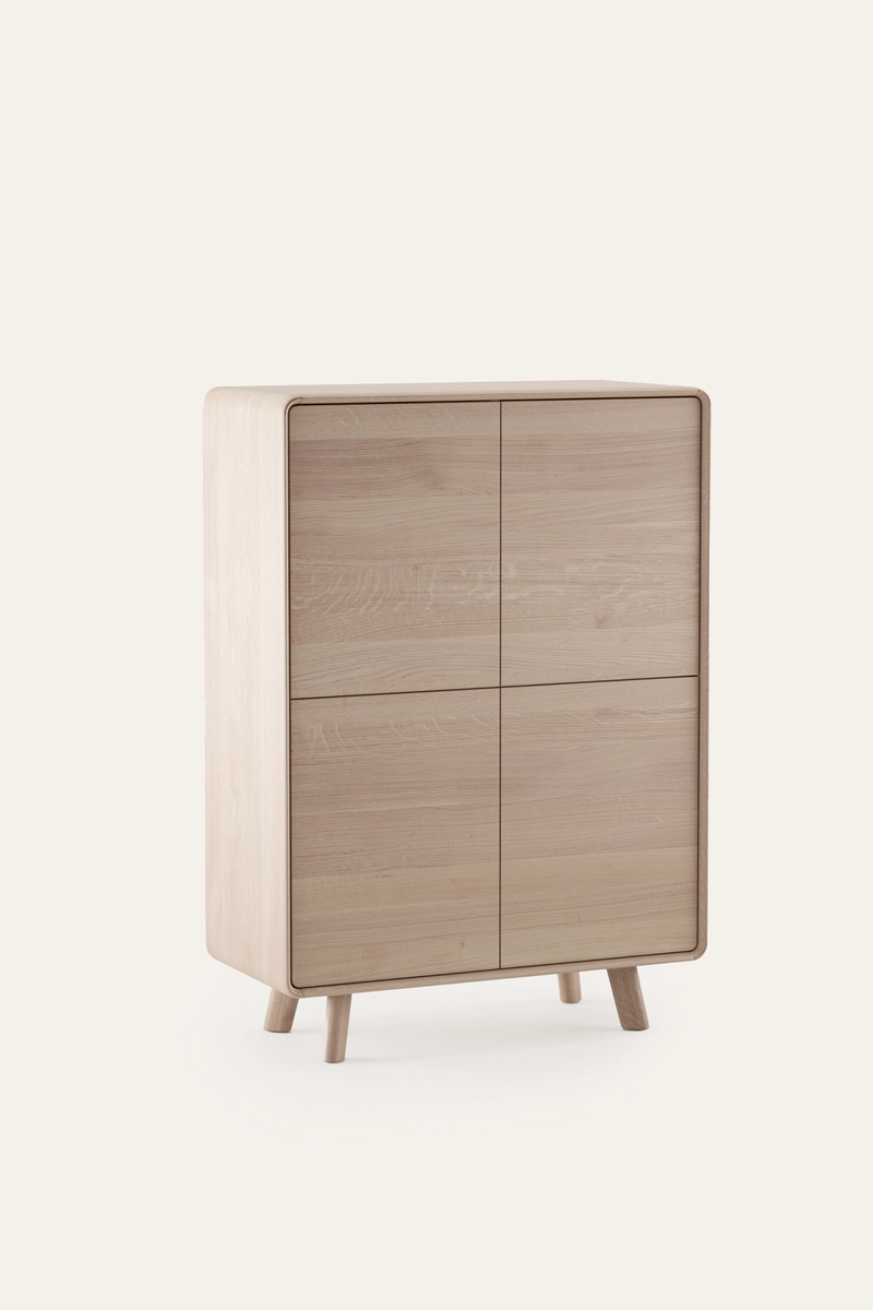 Skřín Neva vysoká designová masivní skříň